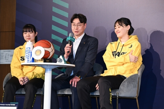 왼쪽부터 허예은, 김완수 감독, 강이슬. /사진=WKBL 제공