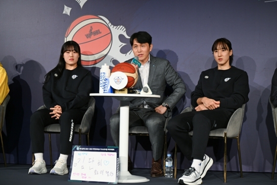 왼쪽부터 이명관, 위성우 감독, 김단비. /사진=WKBL 제공