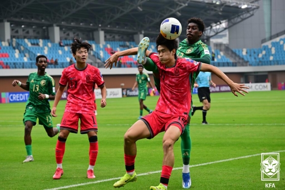 김서진(가운데)이 상대 선수와 볼경합을 펼치고 있다. /사진=대한축구협회 제공