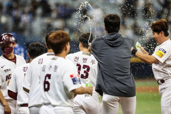 키움 선수단이 끝내기 승리에 기뻐하고 있다. /사진=키움 히어로즈 제공