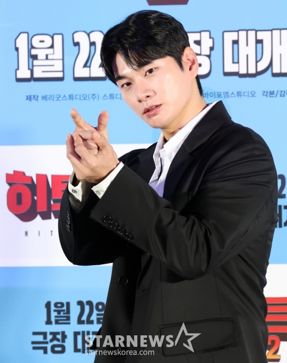 (서울=뉴스1) 권현진 기자 = 배우 이이경이 15일 서울 용산구 CGV 용산점에서 열린 영화 &#039;히트맨2&#039; 언론시사회에 참석해 포즈를 취하고 있다.   &#039;히트맨2&#039;는 대히트 흥행 작가에서 순식간에 &#039;뇌절작가&#039;로 전락한 &#039;준&#039;(권상우 분)이 야심차게 선보인 신작 웹툰을 모방한 테러가 발생하고, 하루아침에 범인으로 몰리면서 벌어지는 코믹 액션 영화이다. 2021.15/뉴스1  Copyright (C) 뉴스1. All rights reserved. 무단 전재 및 재배포,  AI학습 이용 금지. /사진=(서울=뉴스1) 권현진 기자