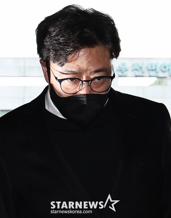 (서울=뉴스1) 김진환 기자 = 업무방해, 전자기록 등 손괴, 사기 및 업무상 배임 등의 혐의를 받는 안성일 더기버스 대표가 24일 오후 피의자 조사를 받기 위해 서울 강남경찰서에 출석하고 있다.   걸그룹 ‘피프티 피프티(FIFTY FIFTY)’의 소속사 어트랙트는 지난 6월 더기버스가 업무 인수인계를 지체하고 업무용 메일 계정을 돌려주는 과정에서 메일을 모두 삭제하는 등 프로젝트 자료를 없앴다며 안 대표 등을 고소했다. 2023.10.24/뉴스1  Copyright (C) 뉴스1. All rights reserved. /사진=(서울=뉴스1) 김진환 기자