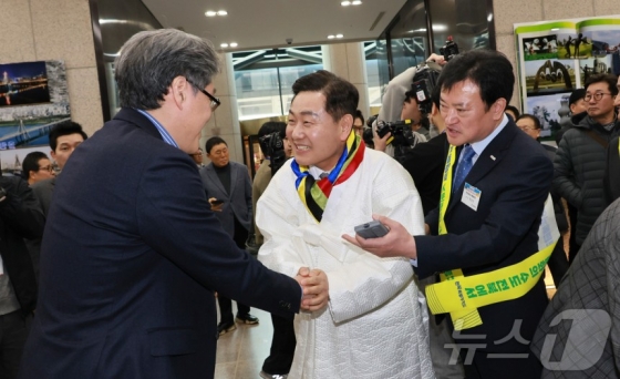 김관영 도지사(가운데)를 비롯한 전북특별자치도 체육회, 재경향우회 회원들이 대의원총회에 참석하는 위원들에게 전북 유치의 염원을 담아 응원전을 펼치고 있다. /사진=뉴스1(전북특별자치도 제공)