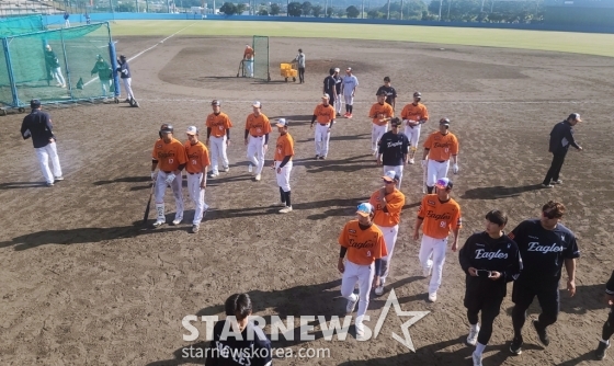 한화 이글스 선수들이 1일 일본 오키나와 전력 사회인 야구팀과 경기에서 패한 뒤 더그아웃으로 향하고 있다. /사진=김우종 기자