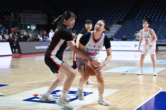 BNK 김도연(왼쪽)이 삼성생명 배혜윤을 수비하고 있다. /사진=WKBL 제공 