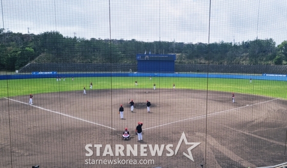 2일 일본 오키나와 온나손에 위치한 아카마 볼파크에서 KIA 타이거즈 선수들이 몸을 풀고 있다. /사진=김우종 기자