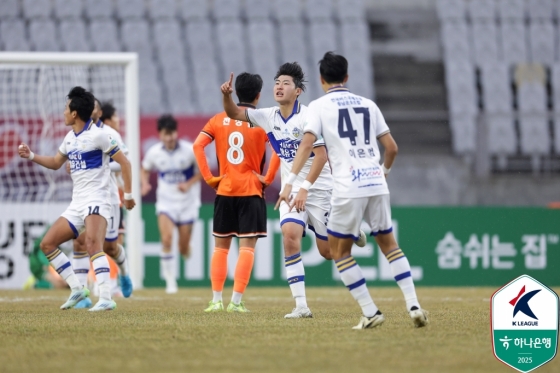 김정현(가운데)이 득점 후 손가락을 치켜세우고 있다. /사진=한국프로축구연맹 제공