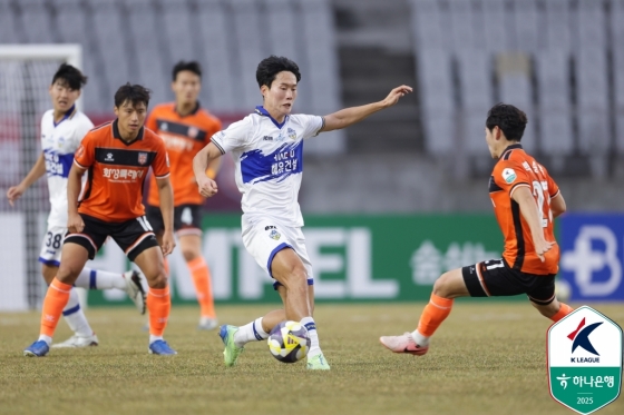 충남아산 강민규(가운데)가 드리블을 시도하고 있다. /사진=한국프로축구연맹 제공