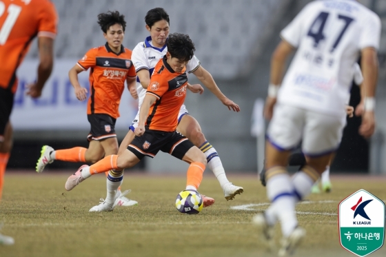 백승우(가운데)가 킥을 시도하고 있다. /사진=한국프로축구연맹 제공