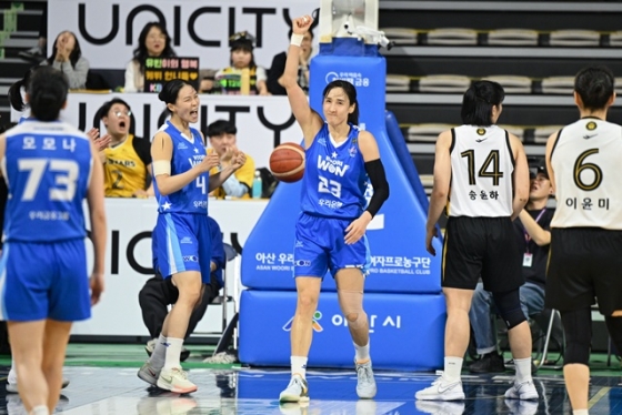 기뻐하는 우리은행 선수들.  /사진=WKBL 제공