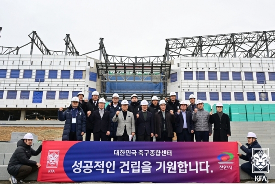 축구종합센터 스타디움을 배경으로 단체사진을 촬영한 모습. /사진=대한축구협회 제공