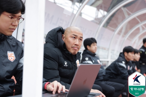 차두리(왼쪽에서 두 번째) 화성FC 감독. /사진=한국프로축구연맹 제공