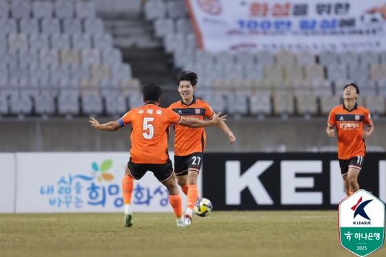 백승우(가운데)가 동점골을 넣고 달려가고 있다.  /사진=한국프로축구연맹 제공