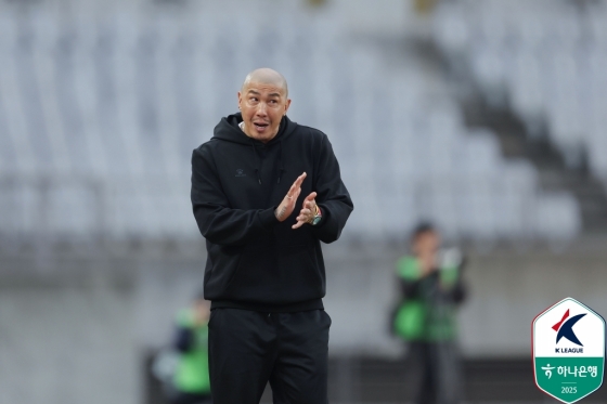 차두리 감독이 선수들을 독려하고 있다. /사진=한국프로축구연맹 제공