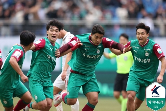 골 세리머니하는 주민규(오른쪽에서 두 번째). /사진=한국프로축구연맹 제공