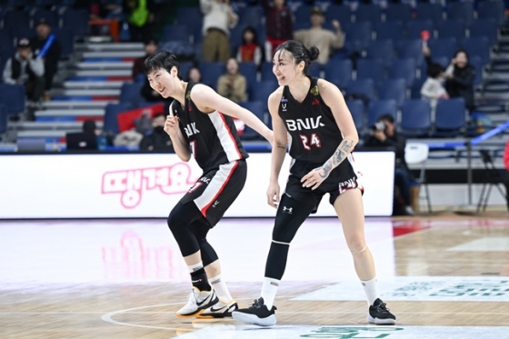 BNK 박혜진(왼쪽)과 김소니아. /사진=WKBL 제공 