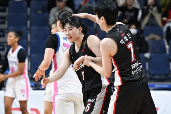 BNK 이소희(왼쪽)가 3일 열린 2024~25시즌 WKBL 플레이오프 1차전에서 3점슛을 성공한 후 박혜진으로부터 축하를 받고 있다. /사진=WKBL 제공 