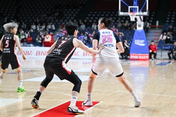 BNK 박혜진(왼쪽)이 삼성생명 배혜윤을 수비하고 있다. /사진=WKBL 제공 