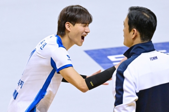 삼성화재 김우진(왼쪽)이 3일 경기 의정부시 경민대 기념관에서 열린 도드람 2024~2025 V리그 남자부 정규리그 6라운드 KB손해보험과 방문 경기에서 득점 후 기뻐하고 있다. /사진=한국배구연맹 제공