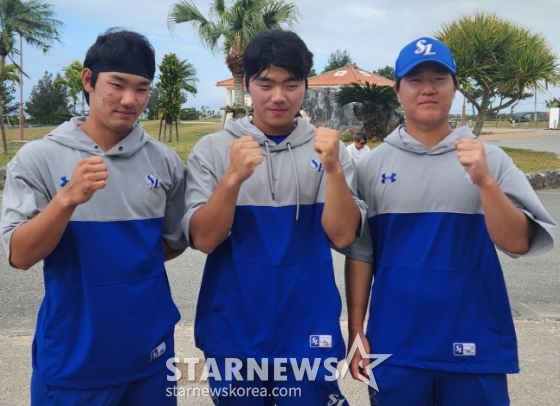 삼성 야수 신인 삼총사 심재훈(왼쪽부터), 함수호, 차승준이 함께 포즈를 취하고 있다. /사진=안호근 기자