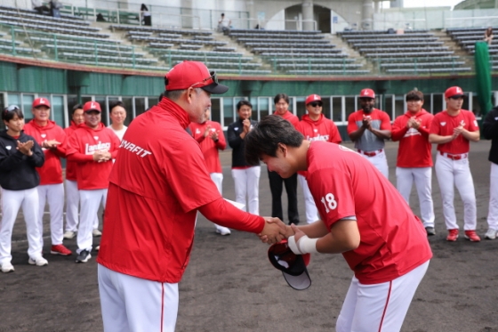 이숭용 SSG 감독(왼쪽)이 캠프 야수 MVP 고명준과 악수를 나누고 있다. /사진=SSG 랜더스 제공