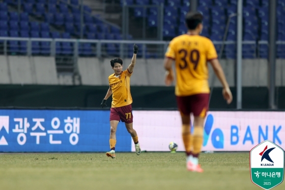 오후성(왼쪽)이 FC안양전 득점 후 세리머니하고 있다. /사진=한국프로축구연맹 제공