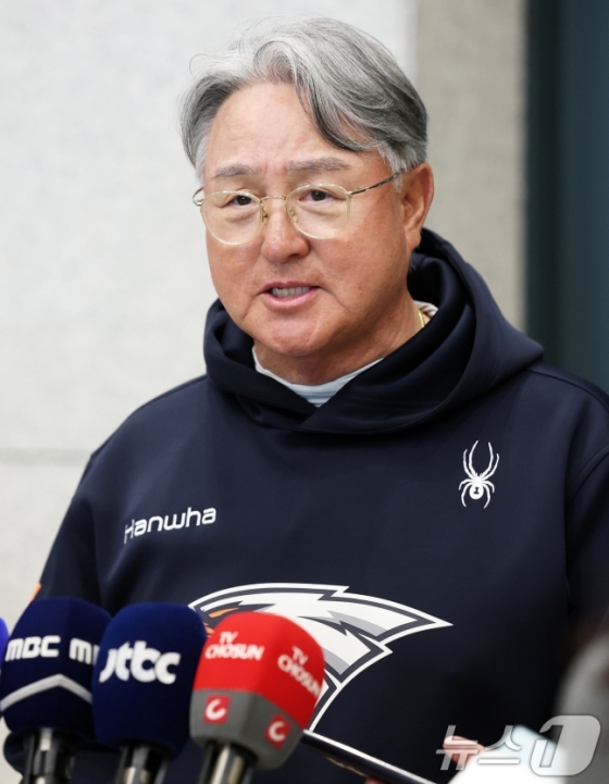 한화 김경문 감독이 4일 인천국제공항을 통해 호주와 일본 스프링캠프 전지훈련을 마치고 귀국해 인터뷰하고 있다. /사진=뉴스1 제공