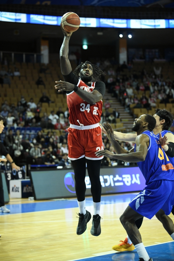 골밑슛을 시도하는 자밀 워니. /사진=KBL 제공