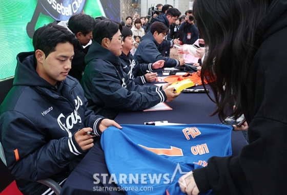 한화이글스 새 홈구장 대전 한화생명 볼파크가 3년 공사를 마치고 5일 공식 개장했다. 문동주가 팬사인회에서 팬들과 소통하고 있다. /사진=김진경 대기자