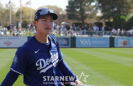 시범경기를 위해 경기장에 들어서는 김혜성. /사진=김진경 대기자