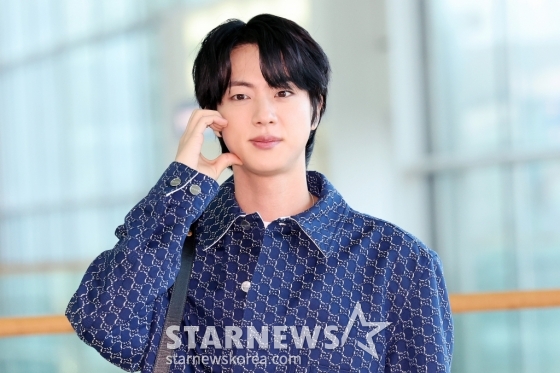 (인천공항=뉴스1) 이동해 기자 = 방탄소년단(BTS) 진이 밀라노 패션위크 참석 차 23일 인천국제공항 제2여객터미널을 통해 이탈리아로 출국하고 있다. 2025.2.23/뉴스1  Copyright (C) 뉴스1. All rights reserved. 무단 전재 및 재배포,  AI학습 이용 금지. /사진=(인천공항=뉴스1) 이동해 기자