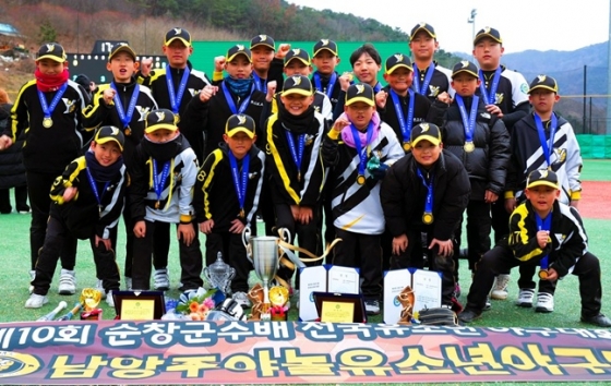 경기 남양주야놀유소년야구단 선수들이 우승 뒤 기념촬영을 하고 있다.  /사진=대한유소년야구연맹