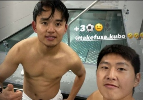 &#039;절친&#039;으로 잘 알려진 이강인(오른쪽)과 쿠보 타케후사가 레알 마요르카에서 함께 뛰던 2021년 12월 다정하게 사진을 찍고 있다.  /사진=이강인 공식 SNS
