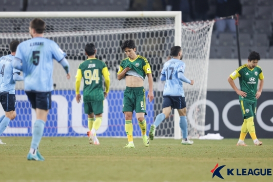 이영재(가운데)가 실점 후 아쉬워하고 있다. /사진=한국프로축구연맹 제공