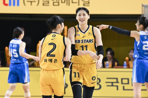 허예은(왼쪽)과 강이슬. /사진=WKBL 제공