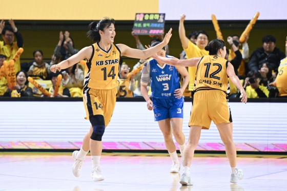 송윤하와 나가타 모에. /사진=WKBL 제공