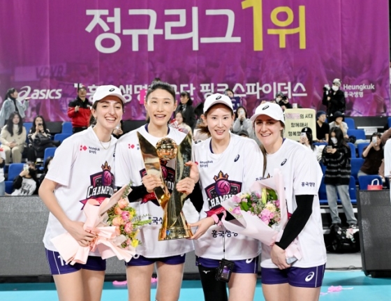 김연경(왼쪽에서 2번째)이 도드람 2024~2025 V리그 정규시즌 1위를 확정한 뒤 트로피를 들고 미소 짓고 있다. /사진=한국배구연맹 제공