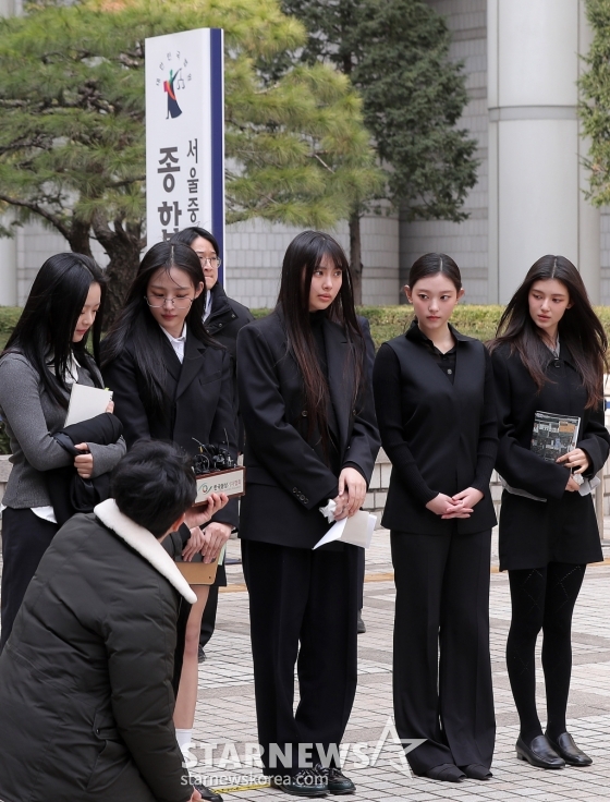 어도어가 뉴진스(NJZ) 멤버들을 상대로 제기한 &#039;기획사 지위보전 및 광고계약 체결 등 금지 가처분&#039; 첫 심문기일이 7일 오전 서울 서초구 중앙지방법원에서 열린 가운데 걸그룹 뉴진스가 공판을 마친 뒤 입장을 밝히고 있다. 2025.03.07 /사진=김창현 chmt@