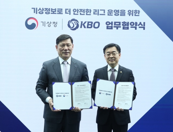 허구연 KBO 총재와 장동언 기상청장이 MOU를 체결하고 있다. /사진=KBO 제공 