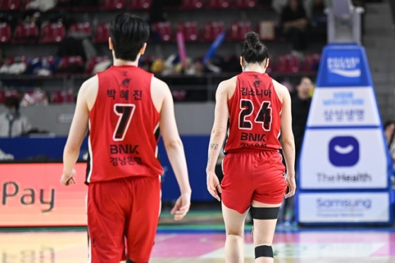 BNK 박혜진(왼쪽)과 김소니아. /사진=WKBL 제공 