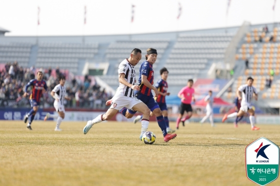 돌파를 시도한 문선민(왼쪽) /사진=한국프로축구연맹 제공