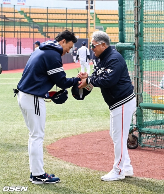 이승엽(왼쪽) 두산 감독과 김경문 한화 감독이 8일 경기를 앞두고 인사를 나누고 있다.