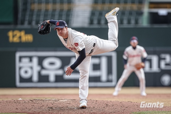 롯데 터커 데이비슨이 8일 KIA전에서 투구하고 있다. /사진=롯데 자이언츠 제공 