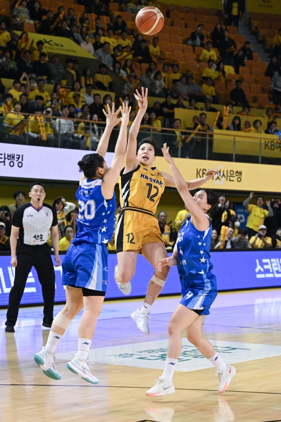 나츠키 모에(가운데)가 슈팅을 시도하고 있다. /사진=WKBL 제공