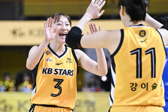 이채은(왼쪽)과 강이슬이 하이파이브하고 있다. /사진=WKBL 제공