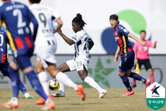 바또(가운데)가 드리블을 하고 있다. /사진=한국프로축구연맹 제공