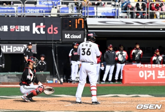 KT 위즈-LG 트윈스의 2025 KBO 시범경기 개막전이 열린 수원KT위즈파크에 설치된 피치클락 관련 전광판 시계. 