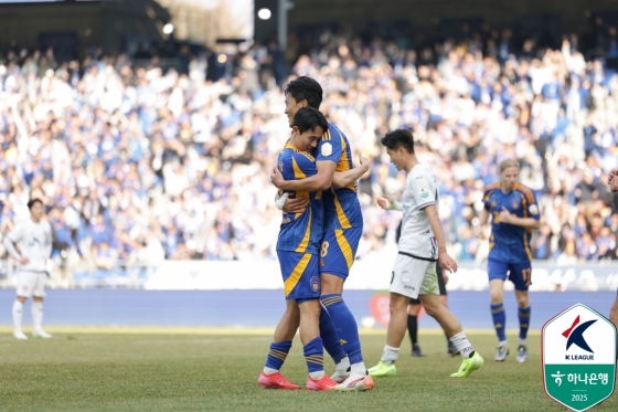 허율(오른쪽)과 엄원상이 포옹하고 있다. /사진=한국프로축구연맹 제공