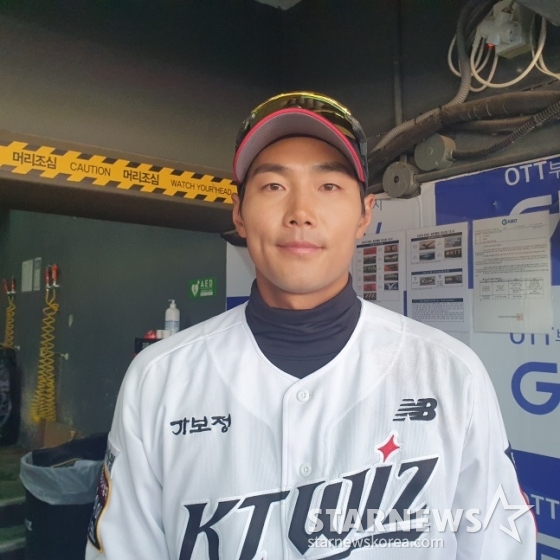 KT 장진혁이 9일 LG와 2025 KBO 시범경기를 승리로 이끈 뒤 취재진과 인터뷰에 응하고 있다. /사진=김동윤 기자 