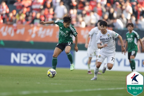 이승우(왼쪽)가 드리블을 시도하고 있다. /사진=한국프로축구연맹 제공